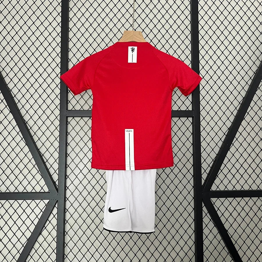 KIDS RETRO MANCHESTER UNITED 2008 KIT